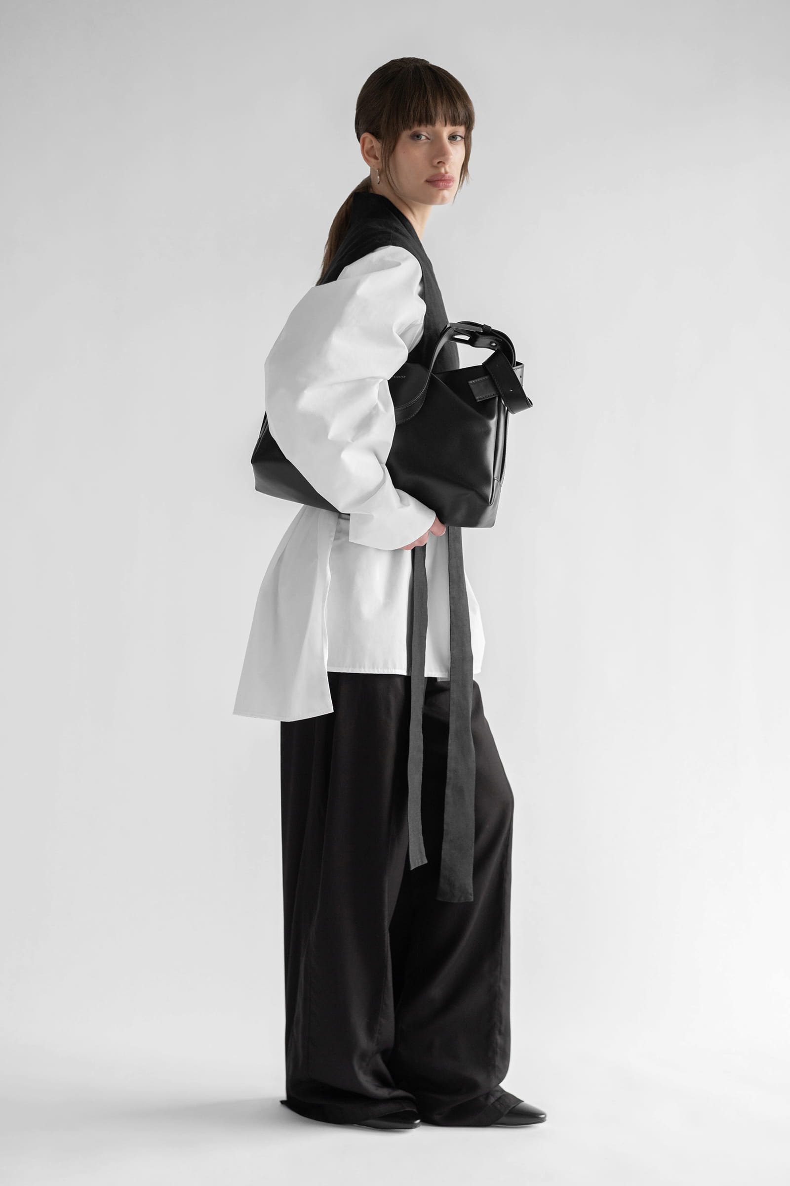 LEATHER CROSS BODY BAG NOIR - Image 7
