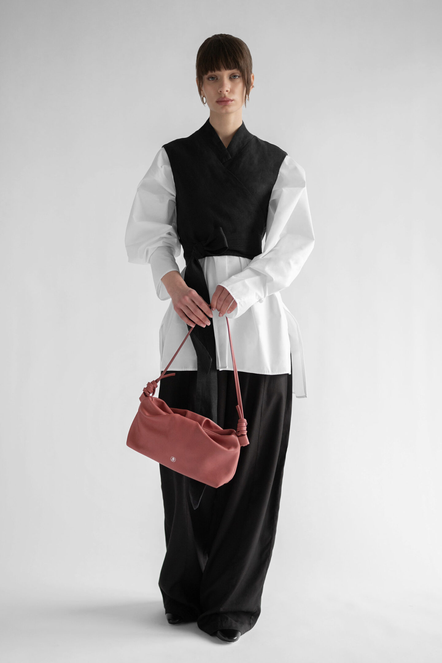 TYING LINEN VEST NOIR - Image 5