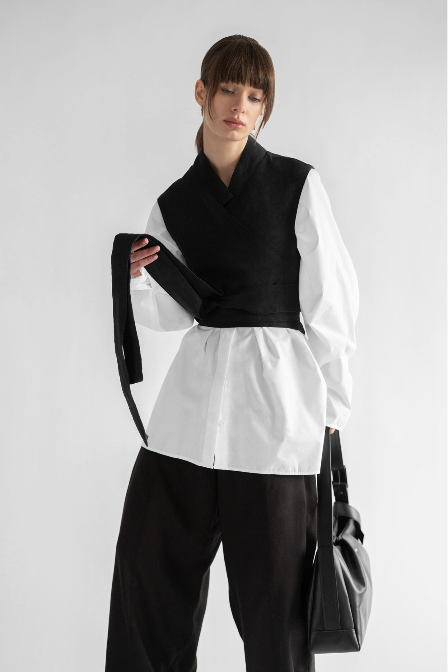 TYING LINEN VEST NOIR - Image 2