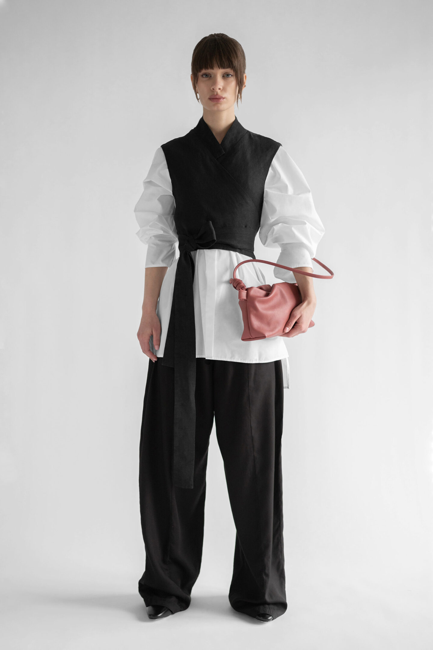 TYING LINEN VEST NOIR - Image 4